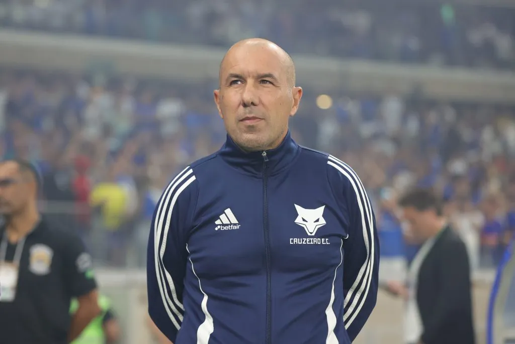 Leonardo Jardim tecnico do Cruzeiro durante partida contra o Palmeiras no estadio Mineirao pelo campeonato Brasileiro A 2025. Foto: Gilson Lobo/AGIF
