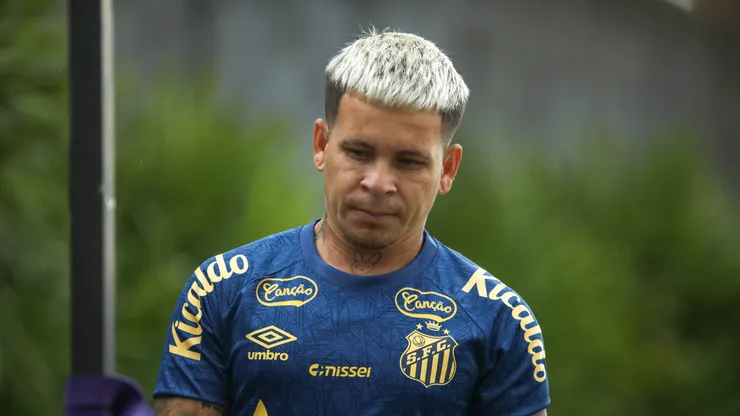 Yeferson Soteldo jogador do Santos durante treino no Centro de Treinamento CT Rei Pele, neste domingo (05). Foto: Reinaldo Campos/AGIF