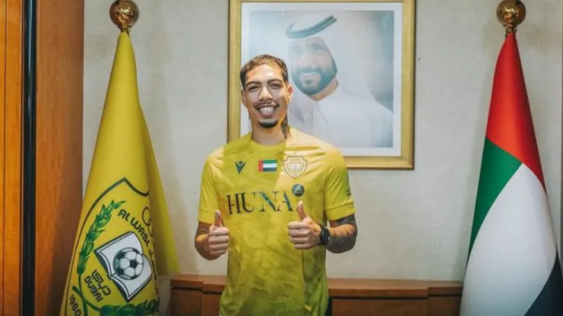 Hugo com a camisa do Al Wasl