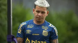 SP - SANTOS - 05/01/2025 - SANTOS, TREINO - Yeferson Soteldo jogador do Santos durante treino no Centro de Treinamento CT Rei Pele, neste domingo (05). Foto: Reinaldo Campos/AGIF