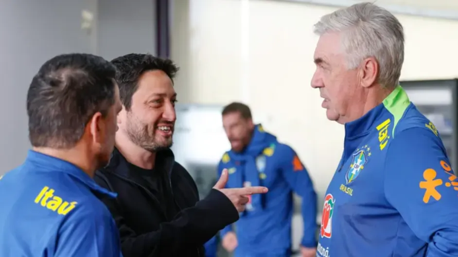 Arthur Elias e Ancelotti conversam no CT do Corinthians. (Foto: Rafael Ribeiro)