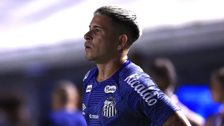 Soteldo jogador do Santos durante aquecimento antes da partida contra o Palmeiras no estadio Vila Belmiro pelo campeonato Paulista 2025. Foto: Marcello Zambrana/AGIF