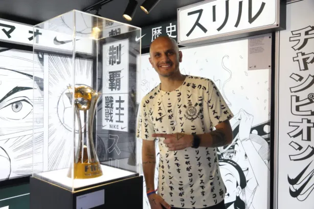 Fábio Santos ao lado da taça que conquistou pelo Corinthians – Foto: Reprodução