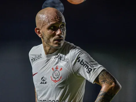 Fábio Santos se chateia com ausência do Corinthians no Mundial