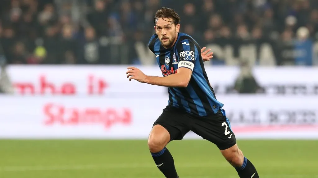 Zagueiro durante jogo pelo Atalanta. Photo by Marco Luzzani/Getty Images