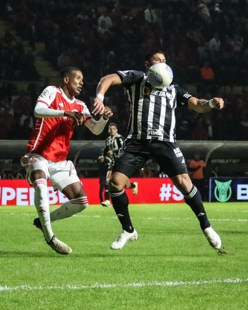 Vitao jogador do Internacional disputa lance com Hulk jogador do Atletico-MG – Foto: Leonardo Hubbe/AGIF