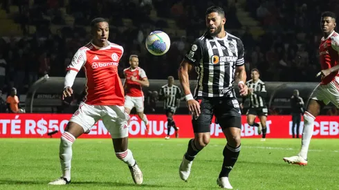 Vitão jogador do Internacional disputa lance com Hulk jogador do Atlético-MG - Foto: Leonardo Hubbe/AGIF