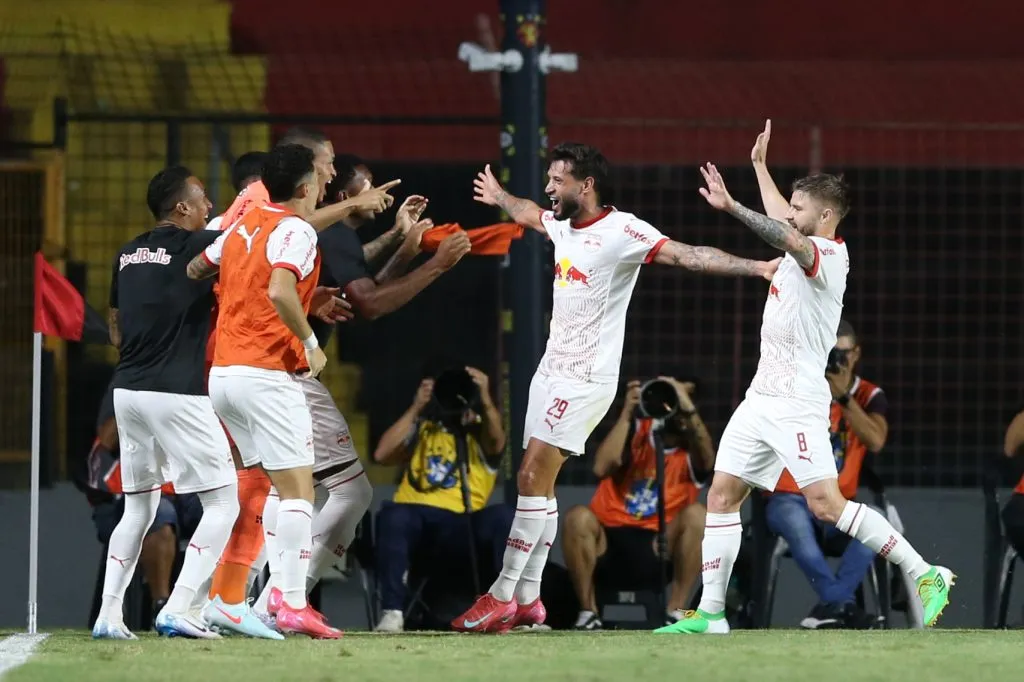 Juninho Capixaba, jogador do Red Bull Bragantino comemora seu gol durante a partida contra o Sport na Ilha do Retiro em Recife (PE), pelo campeonato brasileiro A 2025. Foto: Marlon Costa/AGIF