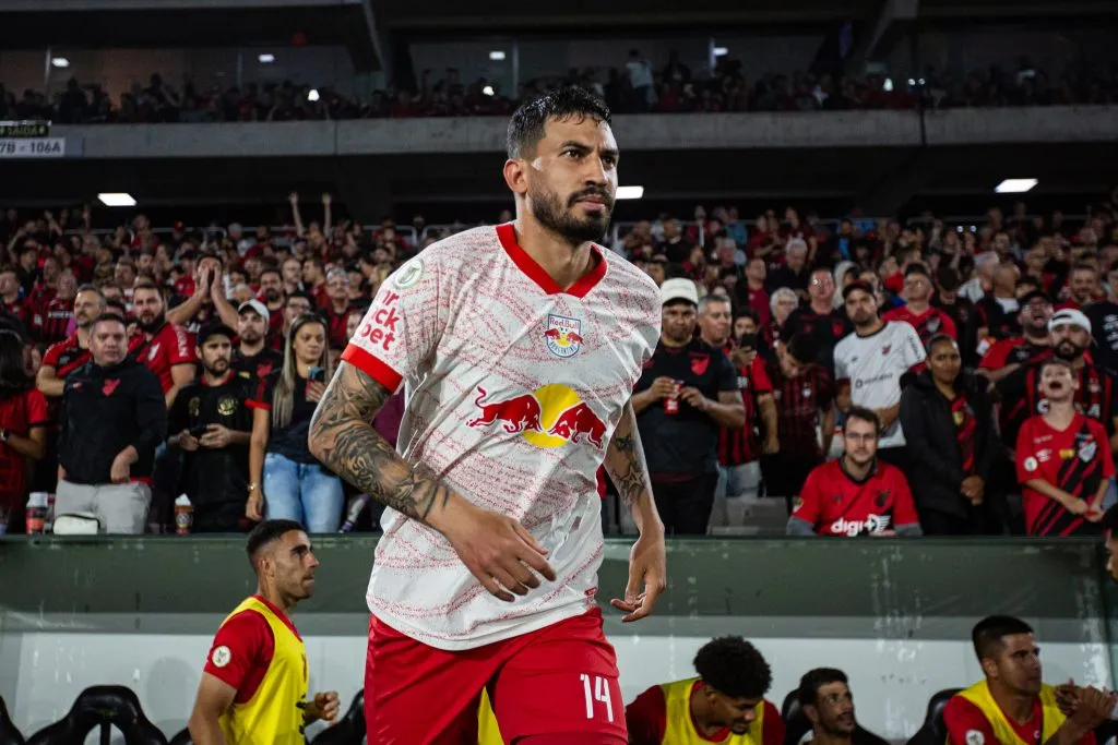 Pedro Henrique, jogador do Bragantino durante partida contra o Athletico-PR no estadio Arena da Baixada pelo campeonato Brasileiro A 2024. Foto: Luis Garcia/AGIF