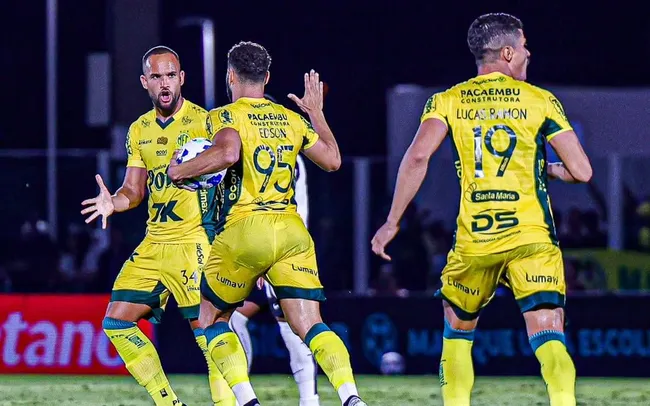 Jogadores do Mirassol comemoram vitória sobre o Criciúma pela Copa do Brasil. Foto: JP Pinheiro/Agência Mirassol
