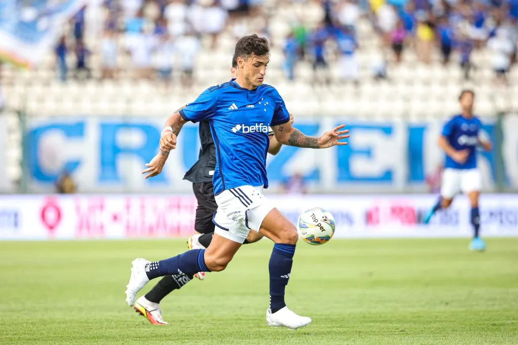 MG – SETE LAGOAS – 27/01/2024 – MINEIRO 2024, CRUZEIRO X ATHLETIC CLUB – Dinenno jogador do Cruzeiro durante partida contra o Athletic Club no estadio Arena do Jacare pelo campeonato Mineiro 2024. Foto: Gilson Lobo/AGIF