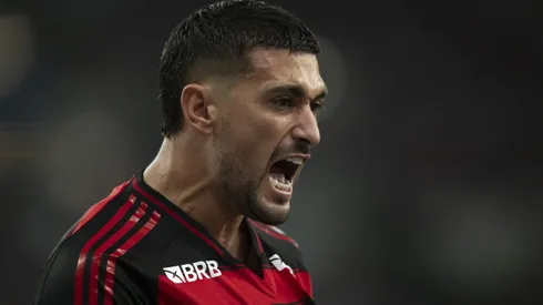 Arrascaeta comemorando gol durante partida entre Flamengo e Bahia, no Maracanã, pelo Brasileirão.