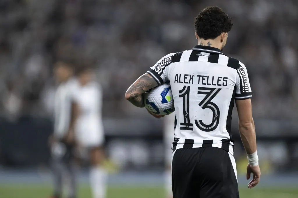 Alex Telles projeta Botafogo no Mundial –  Foto: Jorge Rodrigues/AGIF