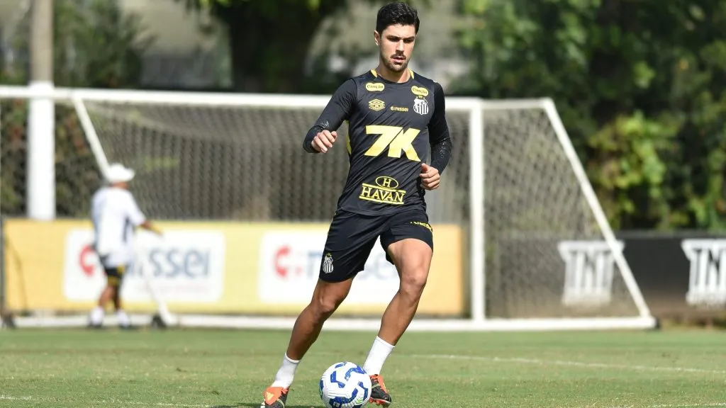 SP – SANTOS – 07/05/2025 – SANTOS, TREINO – Joao Basso jogador do Santos durante treino no Centro de Treinamento CT Rei Pele. Foto: JOTA ERRE/AGIF