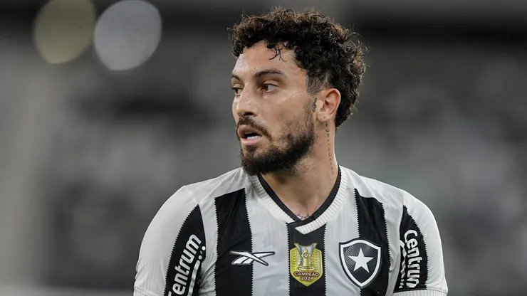 Alex Telles projeta Botafogo no Mundial