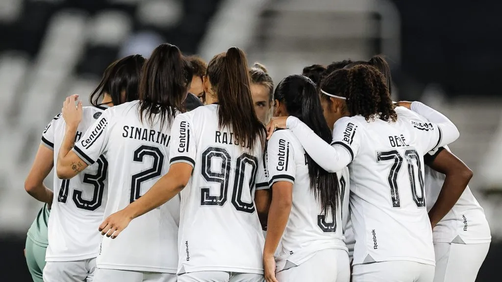 Jogadoras do Botafogo em duelo contra o Taubaté