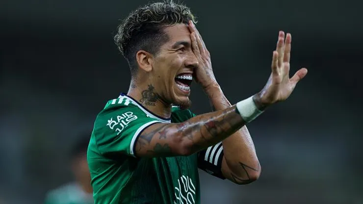 Roberto Firmino comemorando gol durante partida entre Al-Ahli e Damac FC, pelo Campeonato Saudita. Foto: Yasser Bakhsh