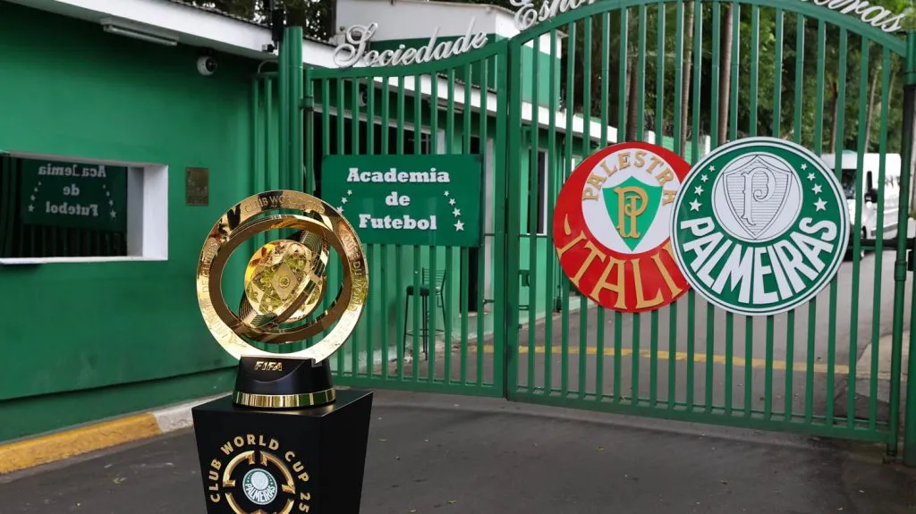 Taça do Super Mundial da FIFA visitou a Academia de Futebol. Foto: Cesar Greco/Palmeiras.