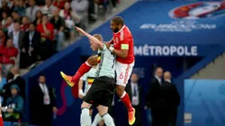 Kevin De Bruyne divide bola aérea em partida entre Bélgica e País de Gales. Foto: Allstar Picture Library Ltd / Alamy Stock Photo