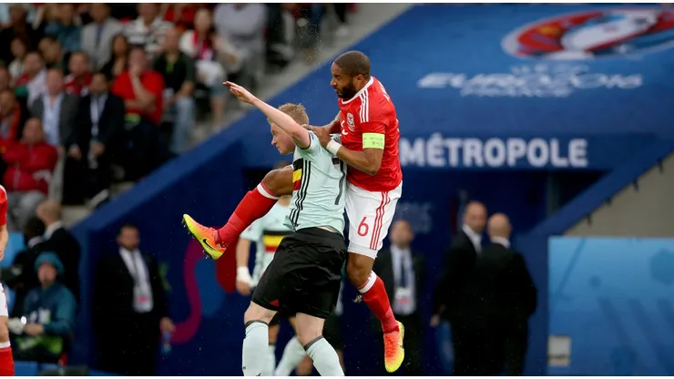 Kevin De Bruyne divide bola aérea em partida entre Bélgica e País de Gales. Foto: Allstar Picture Library Ltd / Alamy Stock Photo