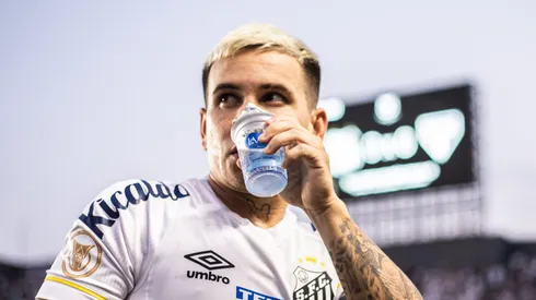 Soteldo durante partida na Vila Belmiro.