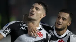 Vegetti jogador do Vasco comemora seu gol com Philippe Coutinho jogador da sua equipe durante partida contra o Melgar no estádio São Januário pelo campeonato Copa Sul-americana 2025.