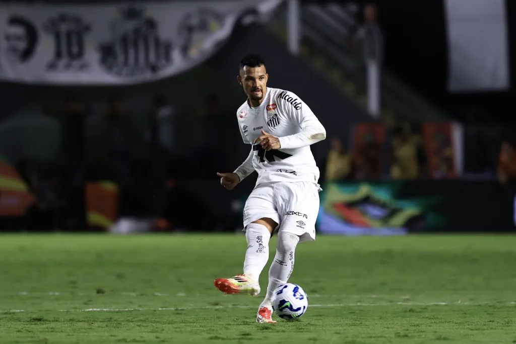 SP – SANTOS – 01/05/2025 – COPA DO BRASIL 2025, SANTOS X CRB – Ze Ivaldo jogador do Santos durante partida contra o CRB no estadio Vila Belmiro pelo campeonato Copa Do Brasil 2025. Foto: Marcello Zambrana/AGIF