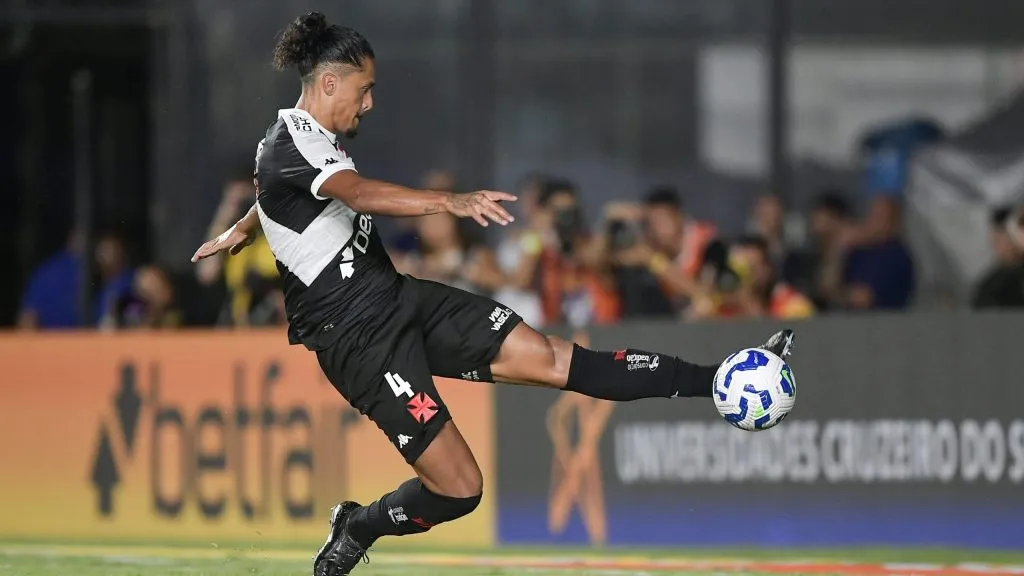 Mauricio Lemos jogador do Vasco durante partida contra o Santos no estádio São Januário pelo campeonato Brasileiro A 2025. Foto: Thiago Ribeiro/AGIF