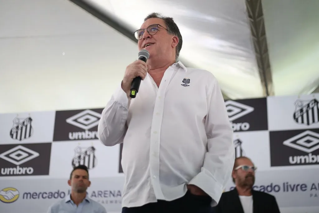 SP – SAO PAULO – 13/09/2024 – SAO PAULO, LANCAMENTO DO TERCEIRO UNIFORME DO SANTOS F.C. – Marcelo Teixeira presidente do Santos durante lancamento do terceiro uniforme no estadio Paulo Machado de Carvalho, no bairro do Pacaembu, em Sao Paulo, nesta sexta-feira (13). Foto: Reinaldo Campos/AGIF