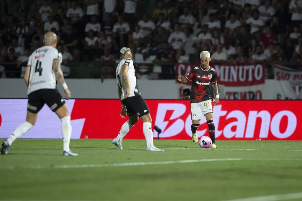 Ferreirinha jogador do Sao Paulo disputa lance com Igor Vinicius jogador do Vasco durante partida no estadio Brinco de Ouro pelo campeonato Brasileiro A 2024. Foto: Anderson Romao/AGIF