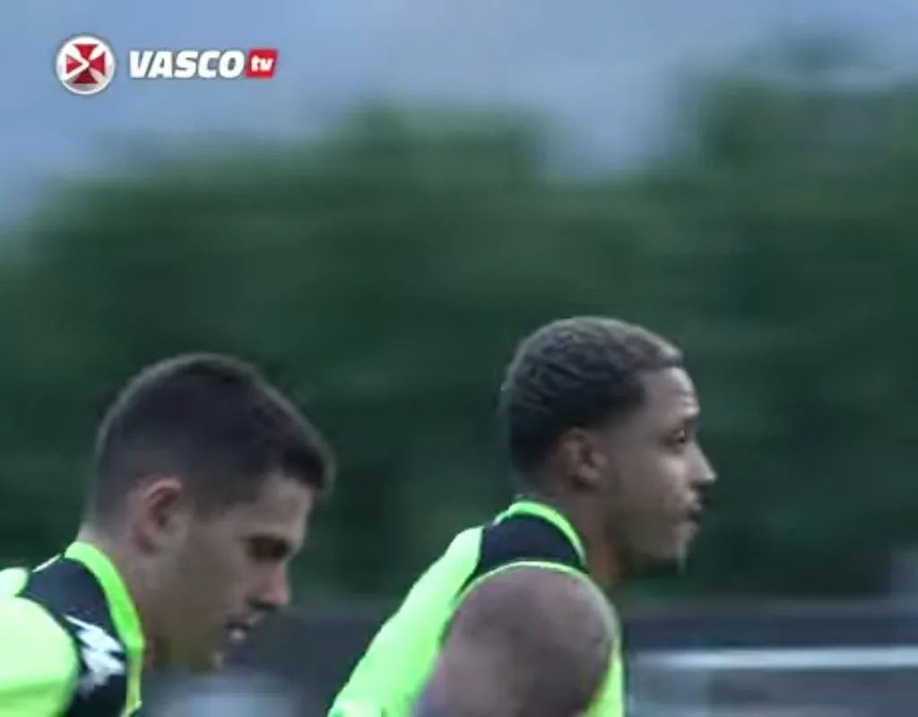 Estrella (Esquerda) e David (Direita) aparecem em treino do Vasco. Foto: Reprodução/VascoTV.