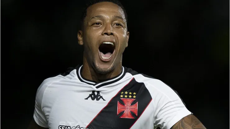 David e Estrella aparecem treinando em fase final de recuperação no Vasco.