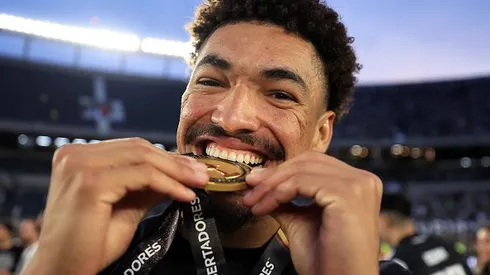 Adryelson comemorando título da Libertadores 2024 após final entre Atlético-MG e Botafogo, no Estádio Monumental. Foto: Buda Mendes