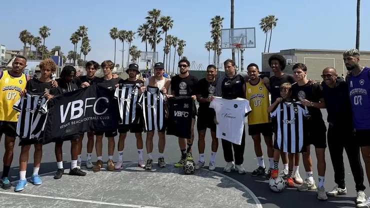 Jogadores do Botafogo fizeram visita especial ao projeto Venice Beach Football Club. Foto: Divulgação/Botafogo.