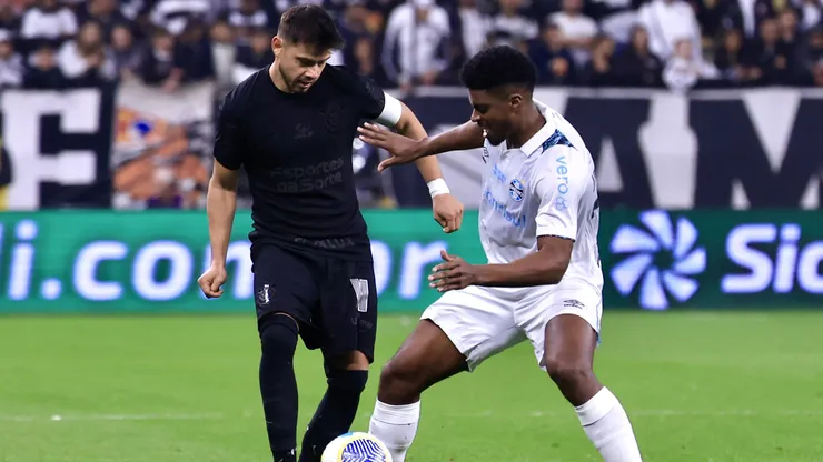 SP - SAO PAULO - 31/07/2024 - COPA DO BRASIL 2024, CORINTHIANS X GREMIO - Romero jogador do Corinthians disputa lance com Jemerson jogador do Gremio durante partida no estadio Arena Corinthians pelo campeonato Copa Do Brasil 2024. Foto: Marcello Zambrana/AGIF