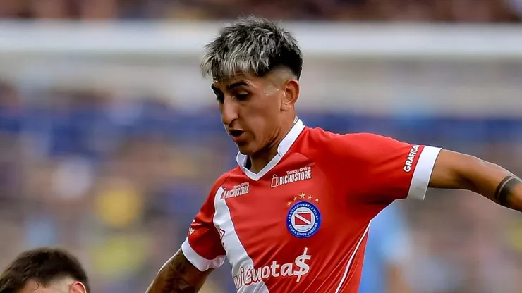 Alan Lescano em ação pelo Argentinos Juniors contra o Boca.