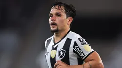 Artur revela que gramado sintético pode ser vantagem para Botafogo