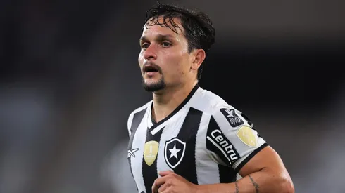 Artur revela que gramado sintético pode ser vantagem para Botafogo