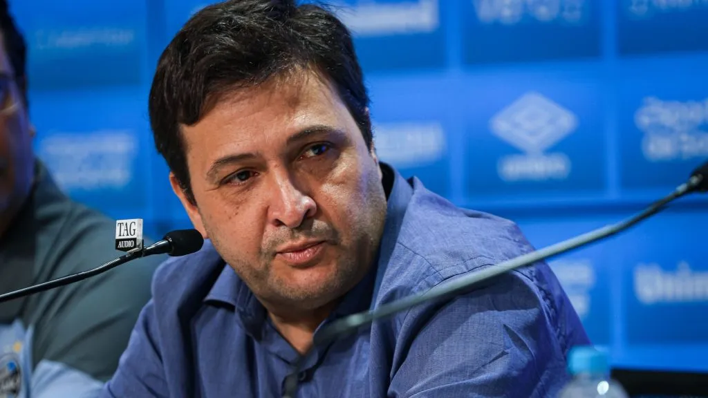 RS – Porto Alegre – 17/03/2023 – GREMIO – COLETIVA DE APOSENTADORIA DE LUCAS LEIVA – O presidente Alberto Guerra agradece Lucas Leiva pela sua trajetoria no Clube. Foto: Maxi Franzoi/AGIF