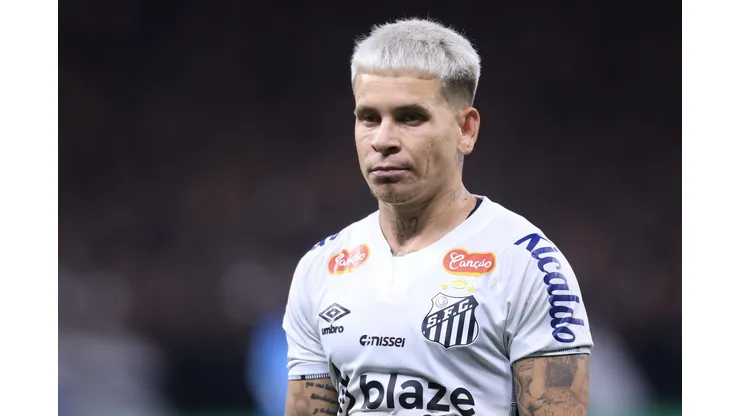 Soteldo em ação pelo Santos - Foto: Marcello Zambrana/AGIF