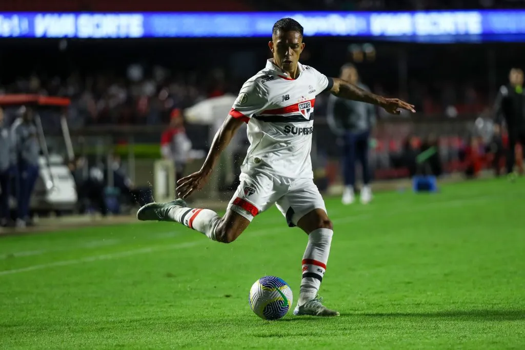 SP – SAO PAULO – 09/11/2024 – BRASILEIRO A 2024, SAO PAULO X ATHLETICO-PR – Igor Vinicius jogador do Sao Paulo durante partida contra o Athletico-PR no estadio Morumbi pelo campeonato Brasileiro A 2024. Foto: Marco Miatelo/AGIF