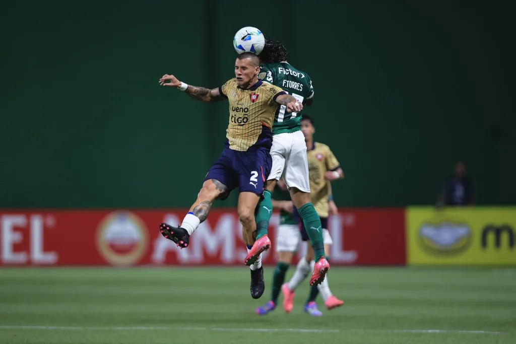 SP – SAO PAULO – 09/04/2025 – COPA LIBERTADORES 2025, PALMEIRAS X CERRO PORTENO – Facundo Torres jogador do Palmeiras disputa lance com Alan Benitez jogador do Cerro Porteno durante partida no estadio Arena Allianz Parque pelo campeonato Copa Libertadores 2025. Foto: Ettore Chiereguini/AGIF
