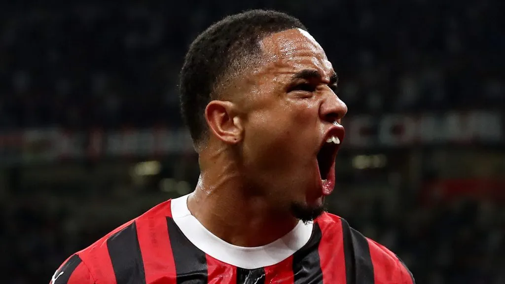 Foto: Marco Luzzani/Getty Images – Atacante do Milan está sendo sondado pelos times brasileiros.