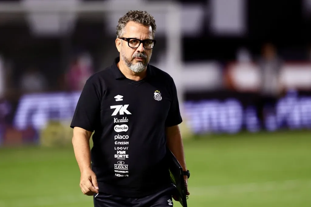 SP – SANTOS – 01/05/2025 – COPA DO BRASIL 2025, SANTOS X CRB – Cleber Xavier tecnico do Santos durante partida contra o CRB no estadio Vila Belmiro pelo campeonato Copa Do Brasil 2025. Foto: Marcello Zambrana/AGIF