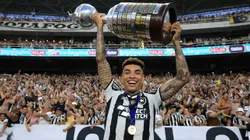 Igor Jesus com troféu da Libertadores 2024 - Foto: Buda Mendes/Getty Images