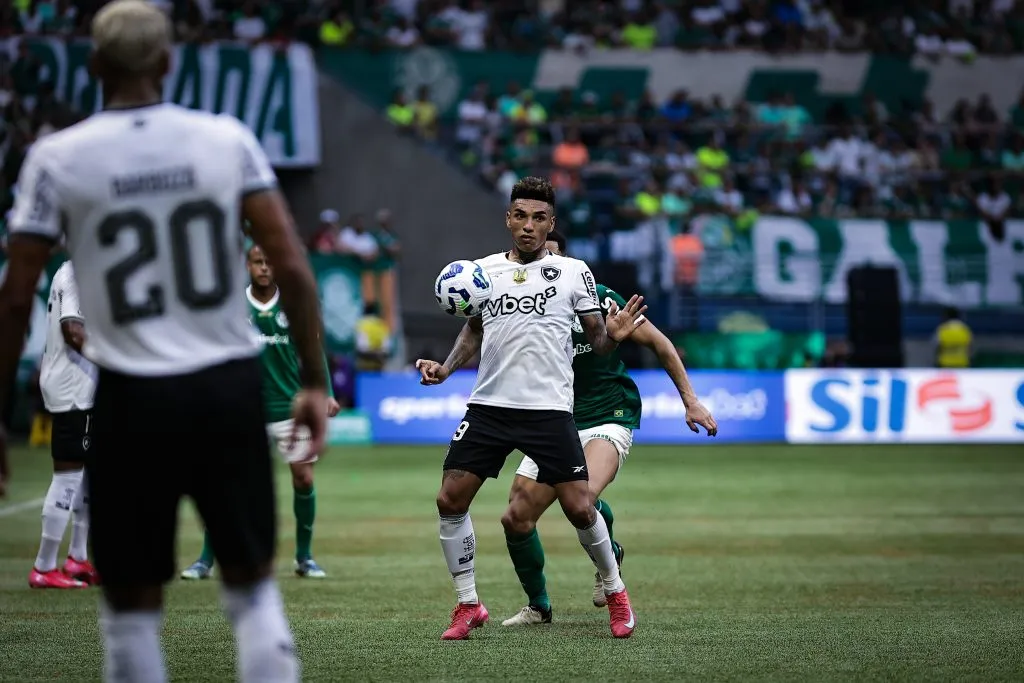 SP – SAO PAULO – 30/03/2025 – BRASILEIRO A 2025, PALMEIRAS X BOTAFOGO –  Igor Jesus jogador do Botafogo durante partida contra o Palmeiras no estadio Arena Allianz Parque pelo campeonato Brasileiro A 2025.   Foto: Fabio Giannelli/AGIF