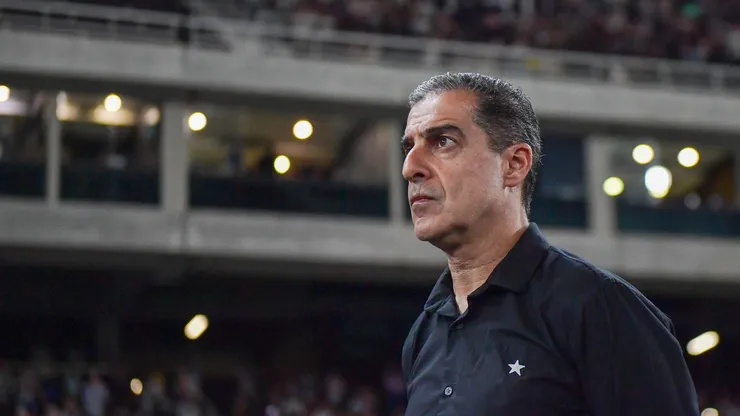 Renato Paiva acompanhando a equipe do Botafogo. Foto: Thiago Ribeiro/AGIF