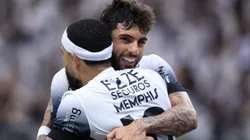 Memphis Depay jogador do Corinthians comemora seu gol com Yuri Alberto - Foto: Marcello Zambrana/AGIF