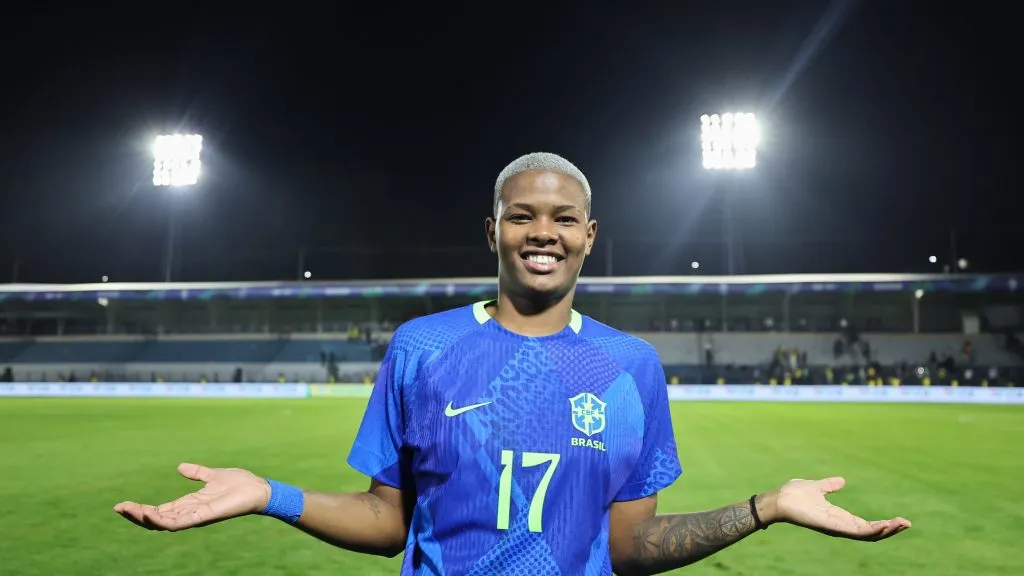 Jhonson com a camisa da Seleção Brasileira Feminina