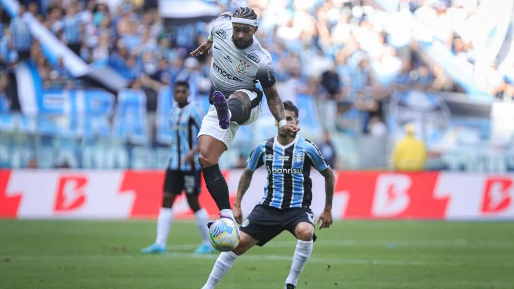 Memphis Depay em Grêmio x Corinthians. Foto: Maxi Franzoi/AGIF
